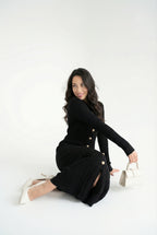 Siyah Fitilli Uzun Triko Kadın Elbise – Gold Düğmeli, Zarif ve Modern