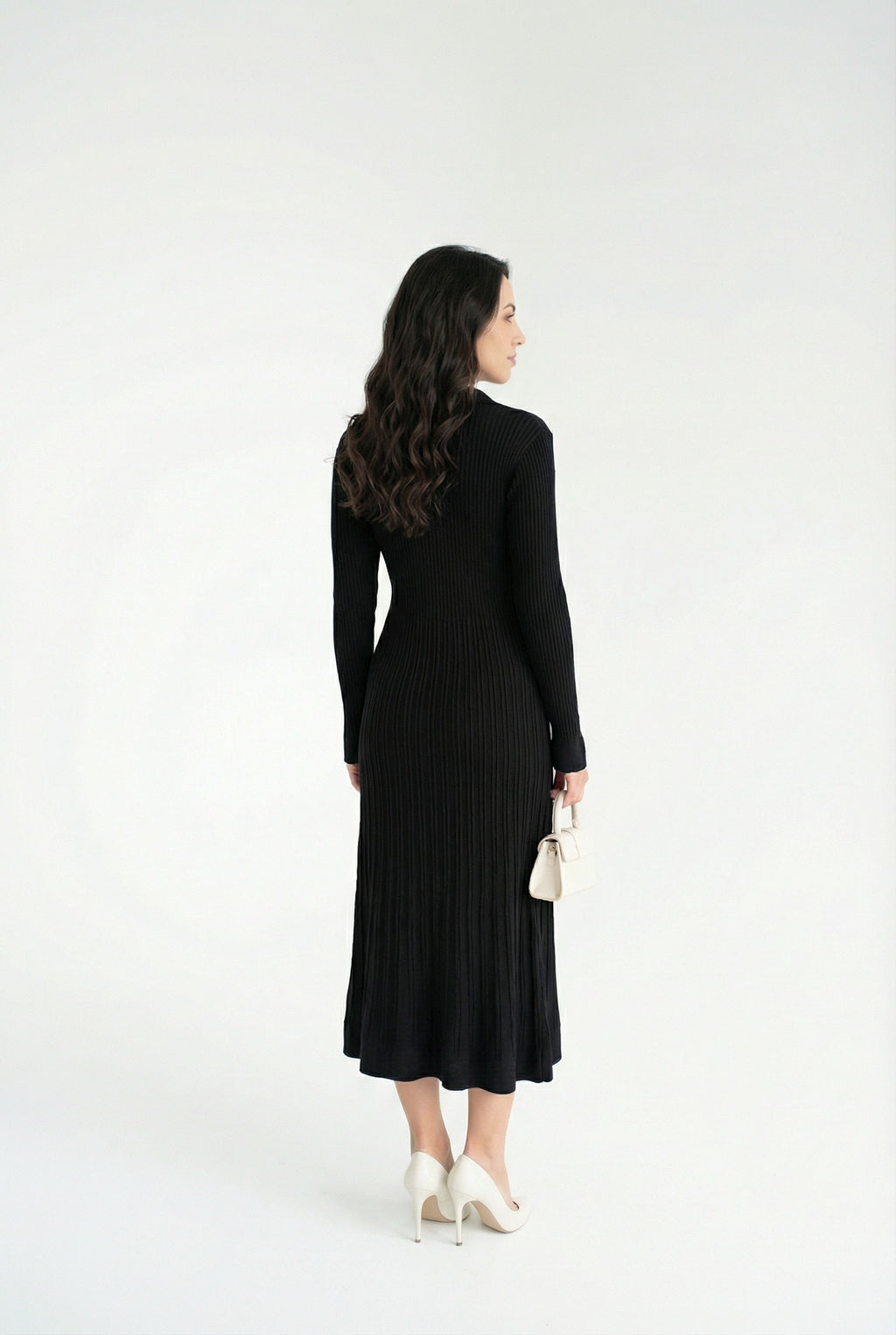 Siyah Fitilli Uzun Triko Kadın Elbise – Gold Düğmeli, Zarif ve Modern