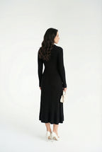 Siyah Fitilli Uzun Triko Kadın Elbise – Gold Düğmeli, Zarif ve Modern