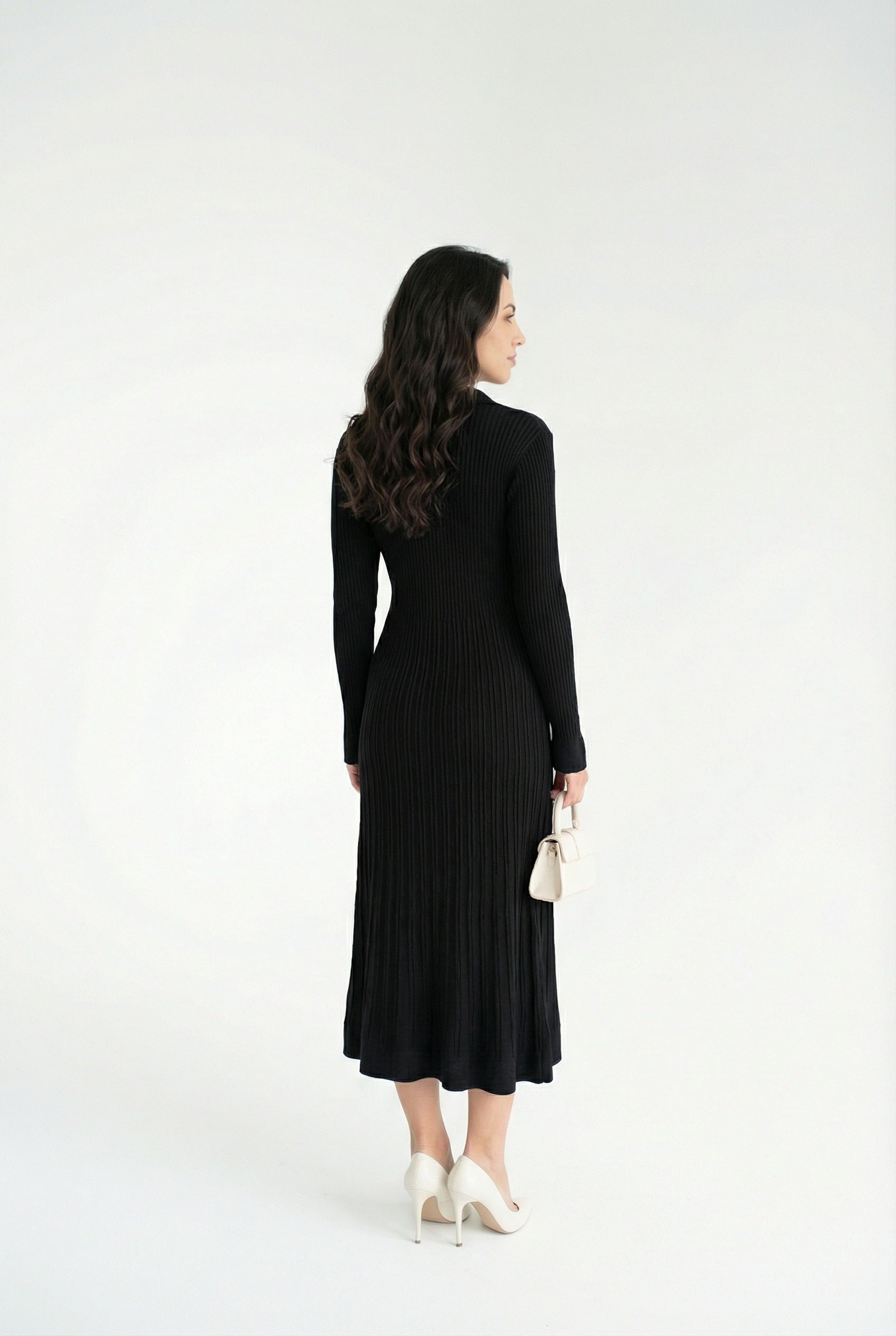 Siyah Fitilli Uzun Triko Kadın Elbise – Gold Düğmeli, Zarif ve Modern