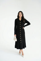 Siyah Fitilli Uzun Triko Kadın Elbise – Gold Düğmeli, Zarif ve Modern