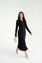 Siyah Fitilli Uzun Triko Kadın Elbise – Gold Düğmeli, Zarif ve Modern